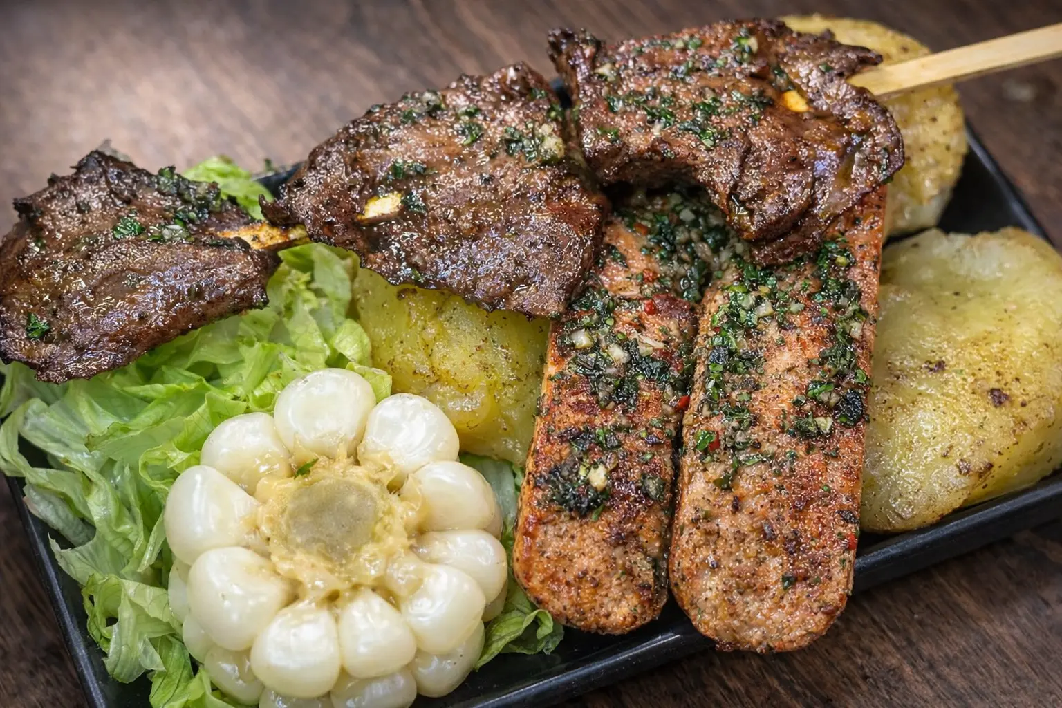 anticucho con chorizo a la parrilla Mamanchi San Juan de Lurigancho