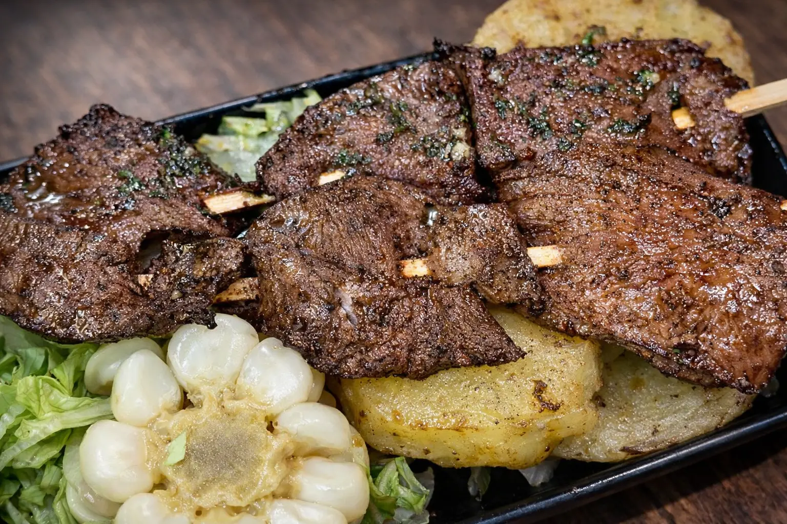 anticuchos clásicos en Mamanchi anticuchería San Juan de Lurigancho